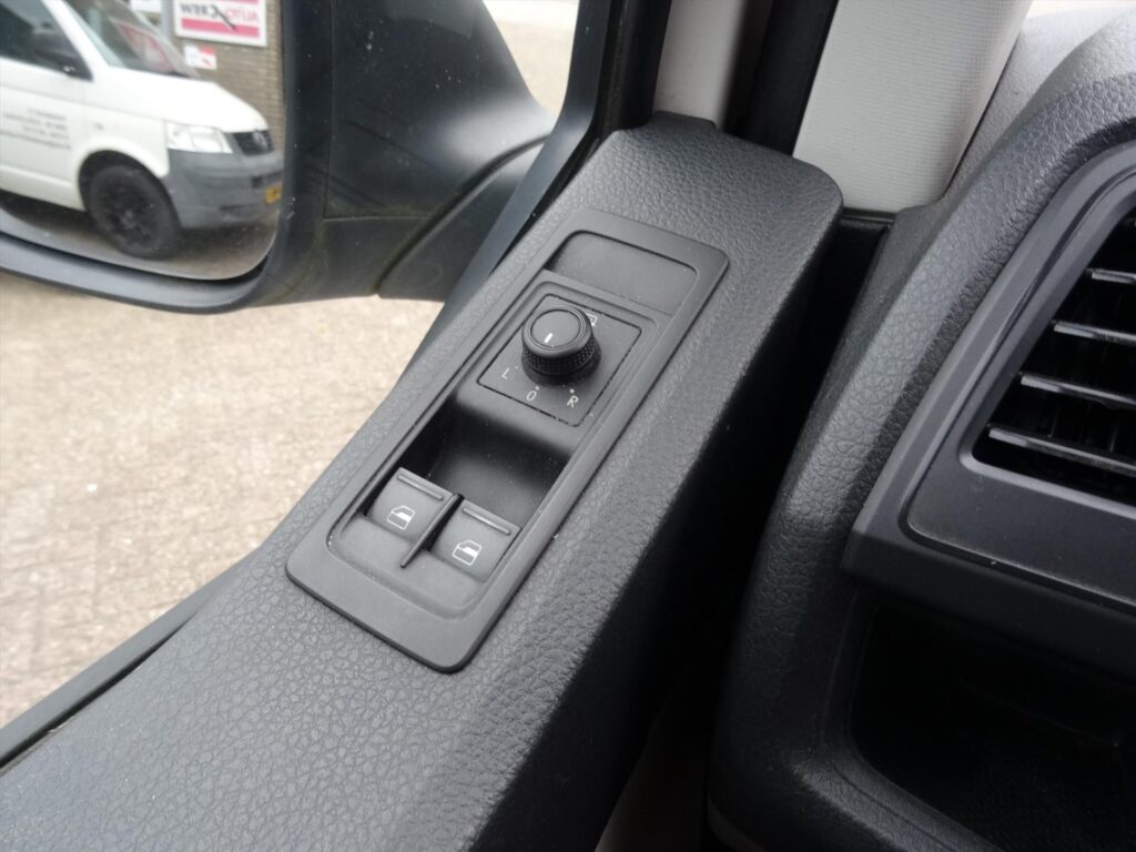 VOLKSWAGEN-Transporter-CDC-2-0-TDI-102pk-L2H1-340-2800-Euro-6-6
